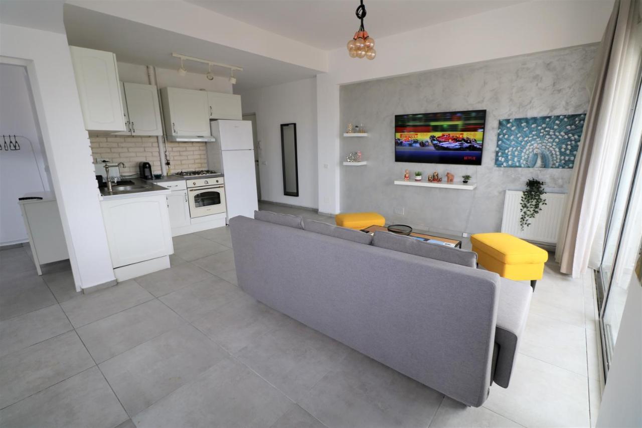 Serenity Heights Apartment: A Panoramic Haven Near Old Town - Free Minibar Bukarest Eksteriør billede