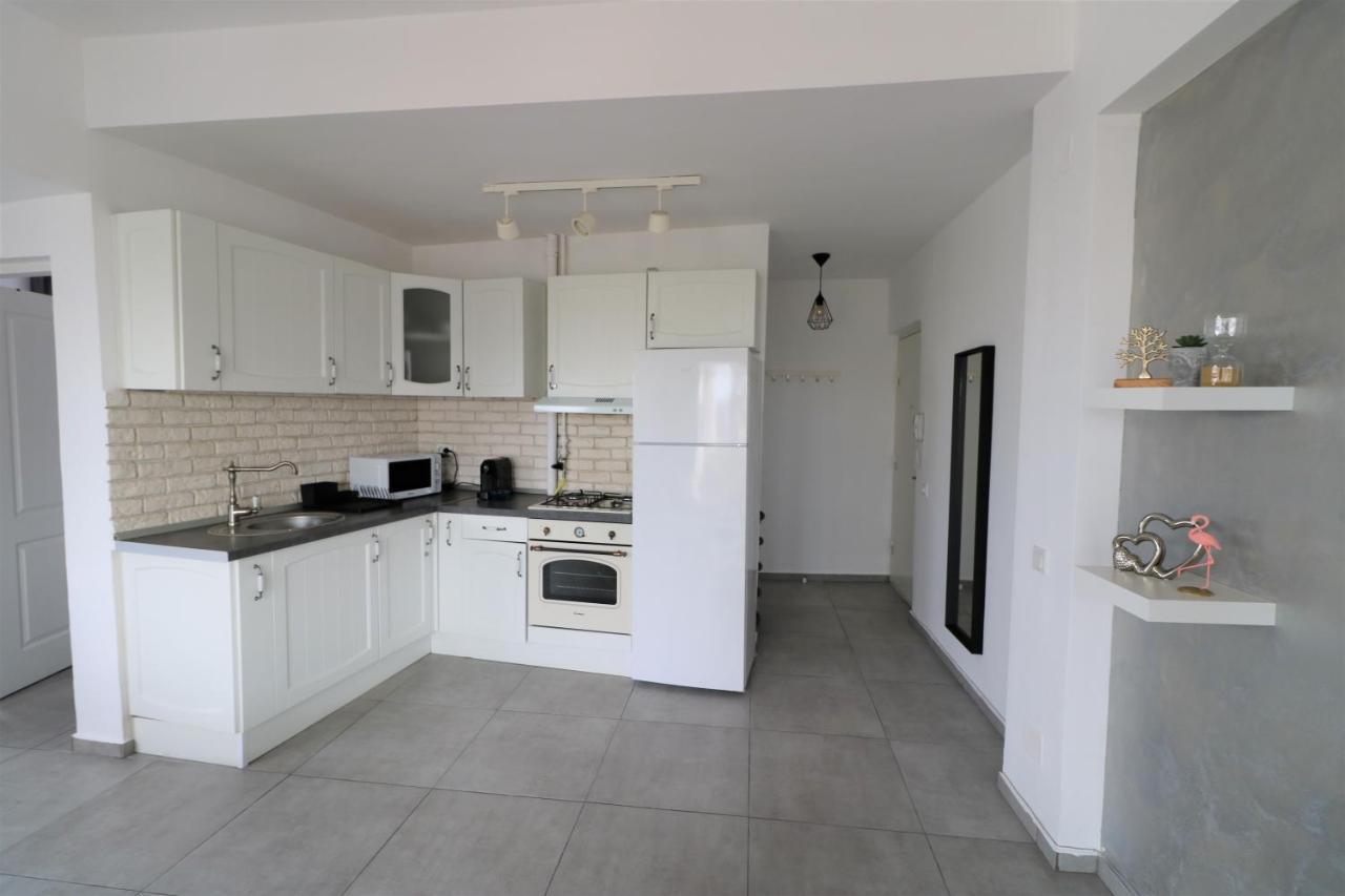 Serenity Heights Apartment: A Panoramic Haven Near Old Town - Free Minibar Bukarest Eksteriør billede