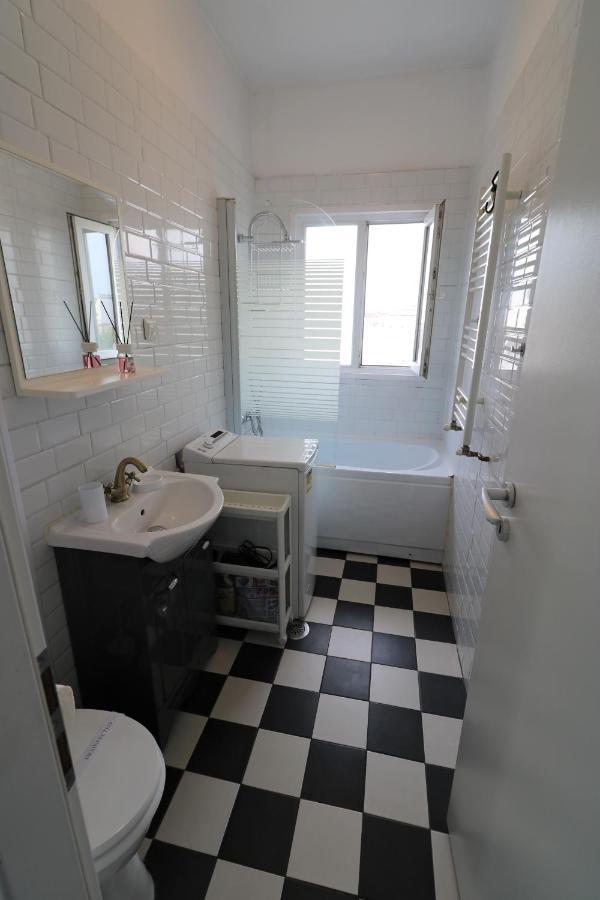 Serenity Heights Apartment: A Panoramic Haven Near Old Town - Free Minibar Bukarest Eksteriør billede