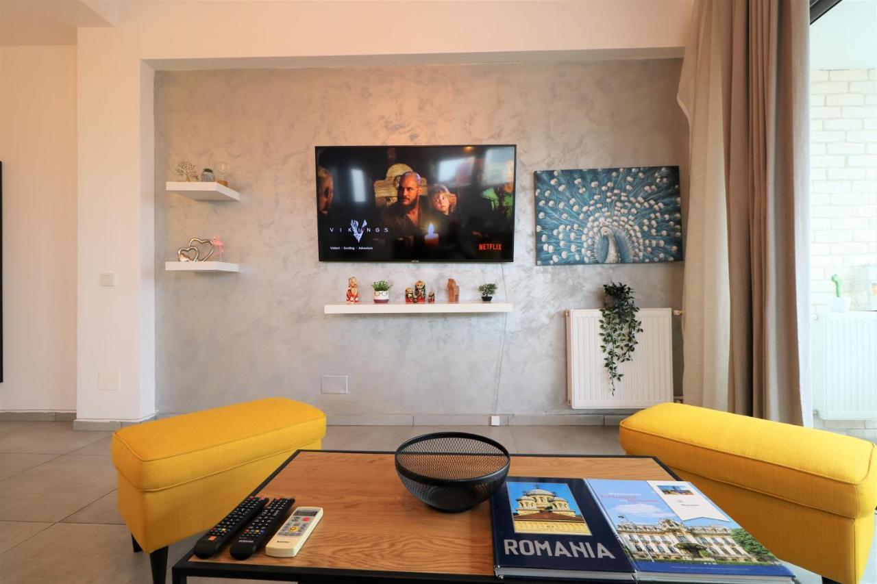Serenity Heights Apartment: A Panoramic Haven Near Old Town - Free Minibar Bukarest Eksteriør billede