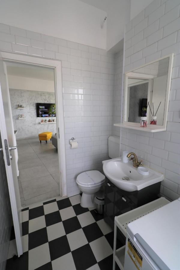 Serenity Heights Apartment: A Panoramic Haven Near Old Town - Free Minibar Bukarest Eksteriør billede