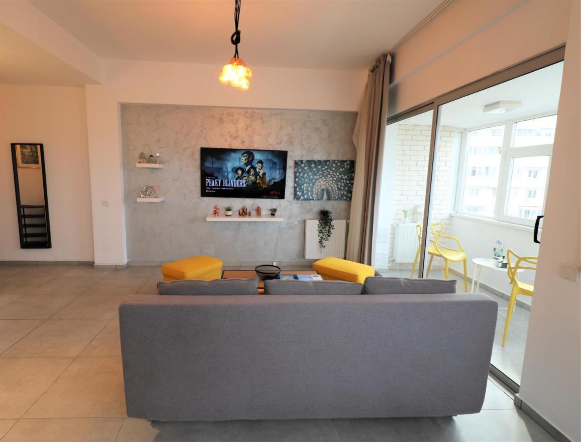 Serenity Heights Apartment: A Panoramic Haven Near Old Town - Free Minibar Bukarest Eksteriør billede