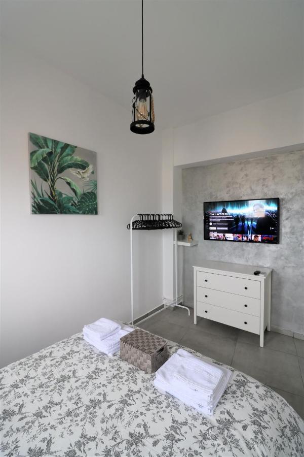 Serenity Heights Apartment: A Panoramic Haven Near Old Town - Free Minibar Bukarest Eksteriør billede