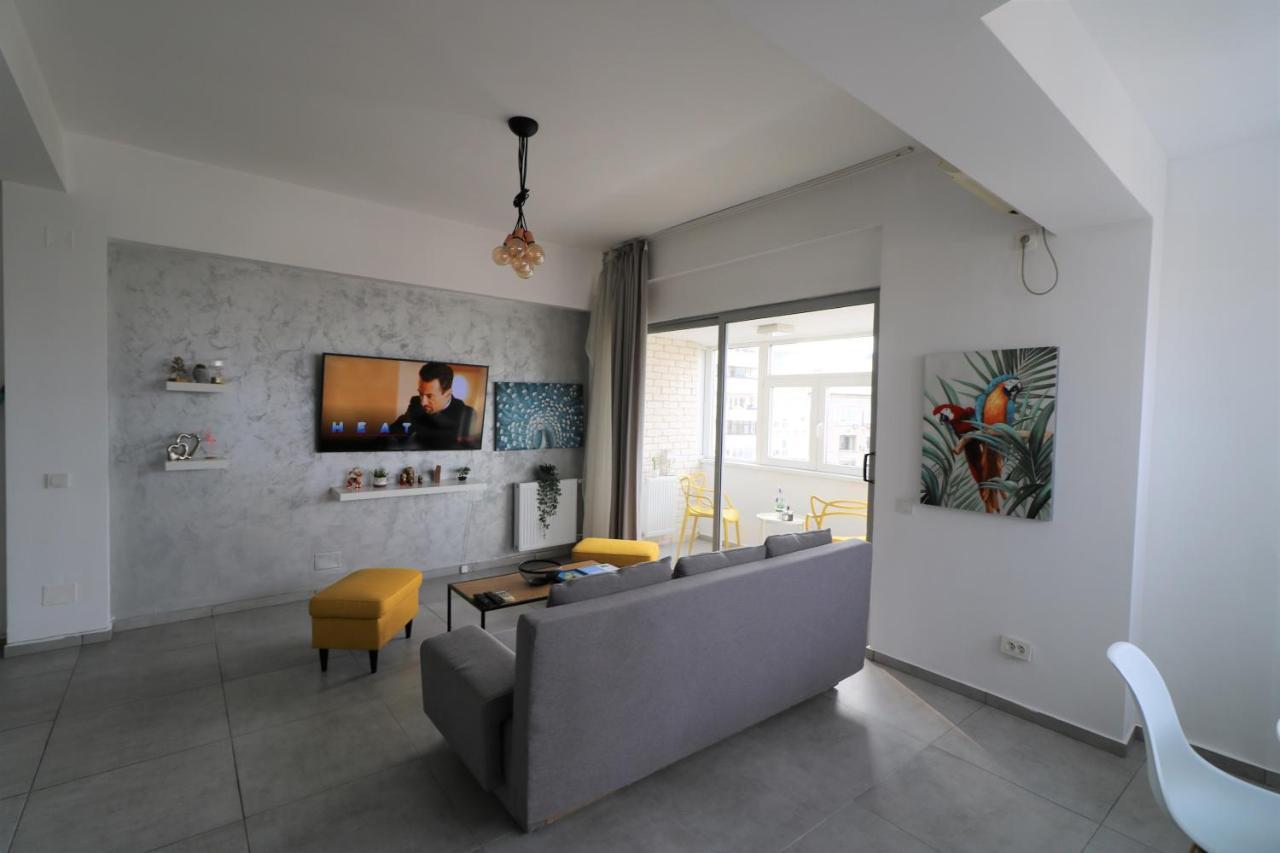 Serenity Heights Apartment: A Panoramic Haven Near Old Town - Free Minibar Bukarest Eksteriør billede