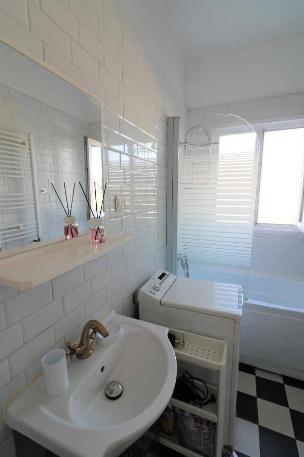 Serenity Heights Apartment: A Panoramic Haven Near Old Town - Free Minibar Bukarest Eksteriør billede